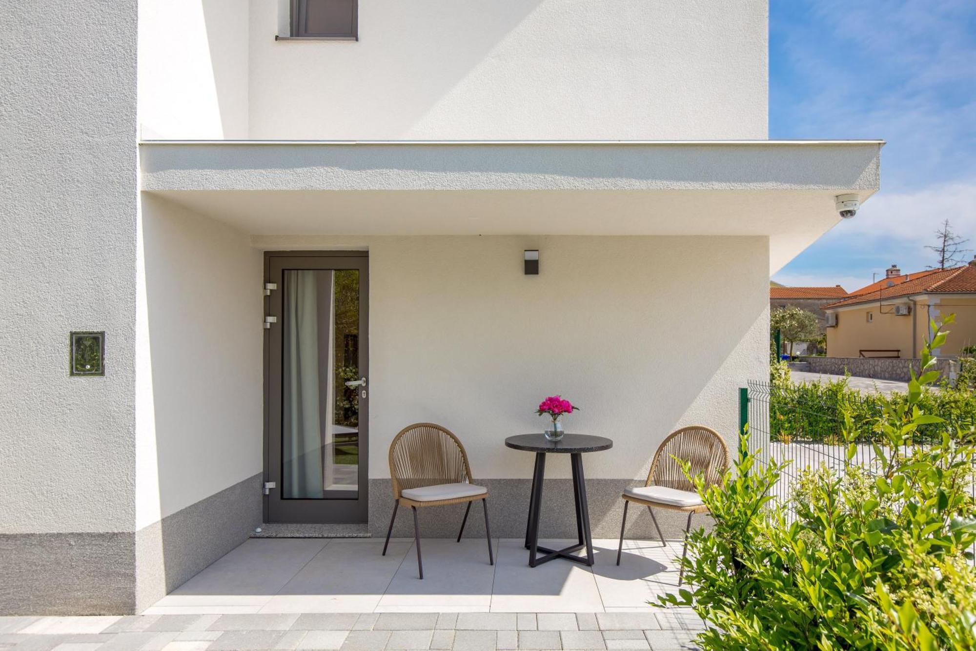 Apartmani Vila Mara M 1 Heated Pool Omišalj Exterior foto